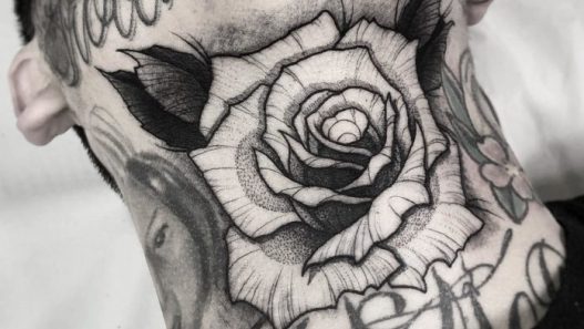 découvrez les tendances du tatouage cou pour homme, des designs audacieux aux motifs subtils. inspirez-vous des styles variés et trouvez le tatouage parfait qui reflète votre personnalité unique.