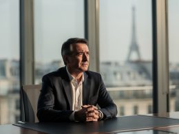 découvrez les défis cachés et les pressions souvent méconnues auxquelles sont confrontés les dirigeants des grandes entreprises françaises.