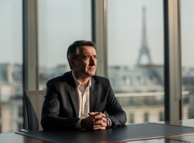 découvrez les défis cachés et les pressions souvent méconnues auxquelles sont confrontés les dirigeants des grandes entreprises françaises.