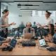 découvrez comment transformer les podcasts, les communautés et l'apprentissage social en dispositifs de formation efficaces et mesurables, optimisant l'engagement et les résultats d'apprentissage.