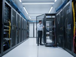 découvrez le concept de la colocation en data center et explorez ses bénéfices clés pour optimiser la gestion de vos infrastructures informatiques en toute sécurité.