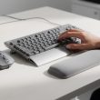 découvrez comment choisir le périphérique de bureau ergonomique parfait adapté à votre main dominante pour améliorer votre confort et votre productivité.